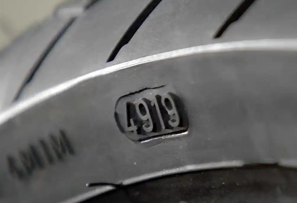 DOT pneumatici: come leggerlo e quanto durano le gomme